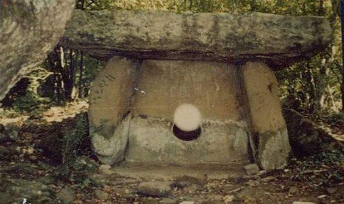 Zlonamerne krogle nad Adyghe Dolmens