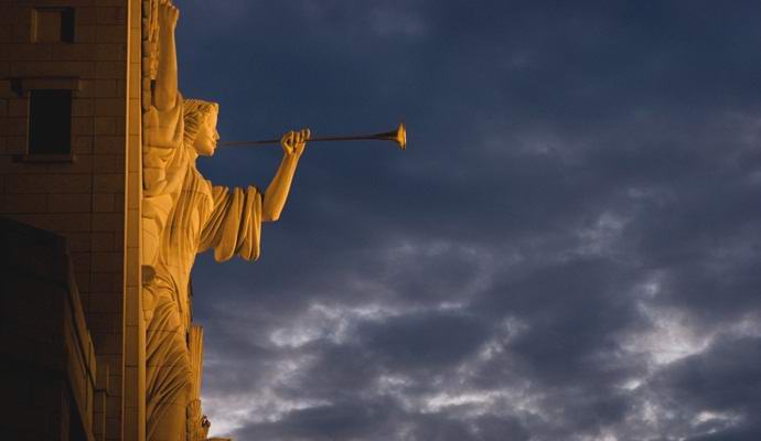 Z nebes v Angliji so se zdaj slišali zlobni trobentski zvoki.