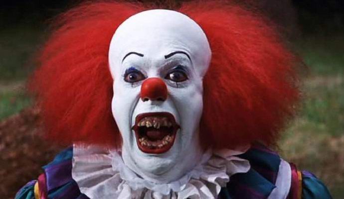Zloveški klovn je prestrašil Američane na nočnem pokopališču.