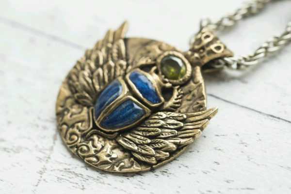 Scarab maskotni hrošč 