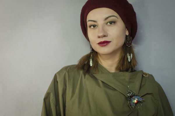 Scarab broški hrošč na deklici 