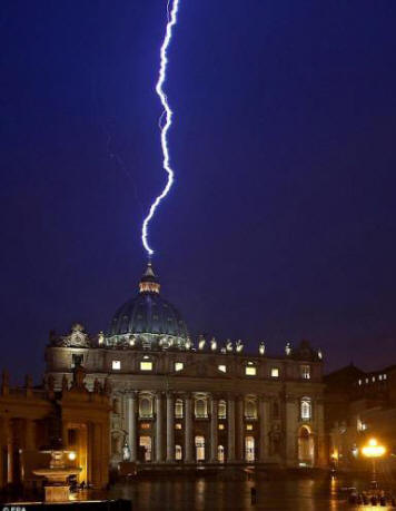 Božje znamenje. Strela je udarila v kupolo bazilike svetega Petra v Vatikanu, na dan odrešenja papeža s prestola.